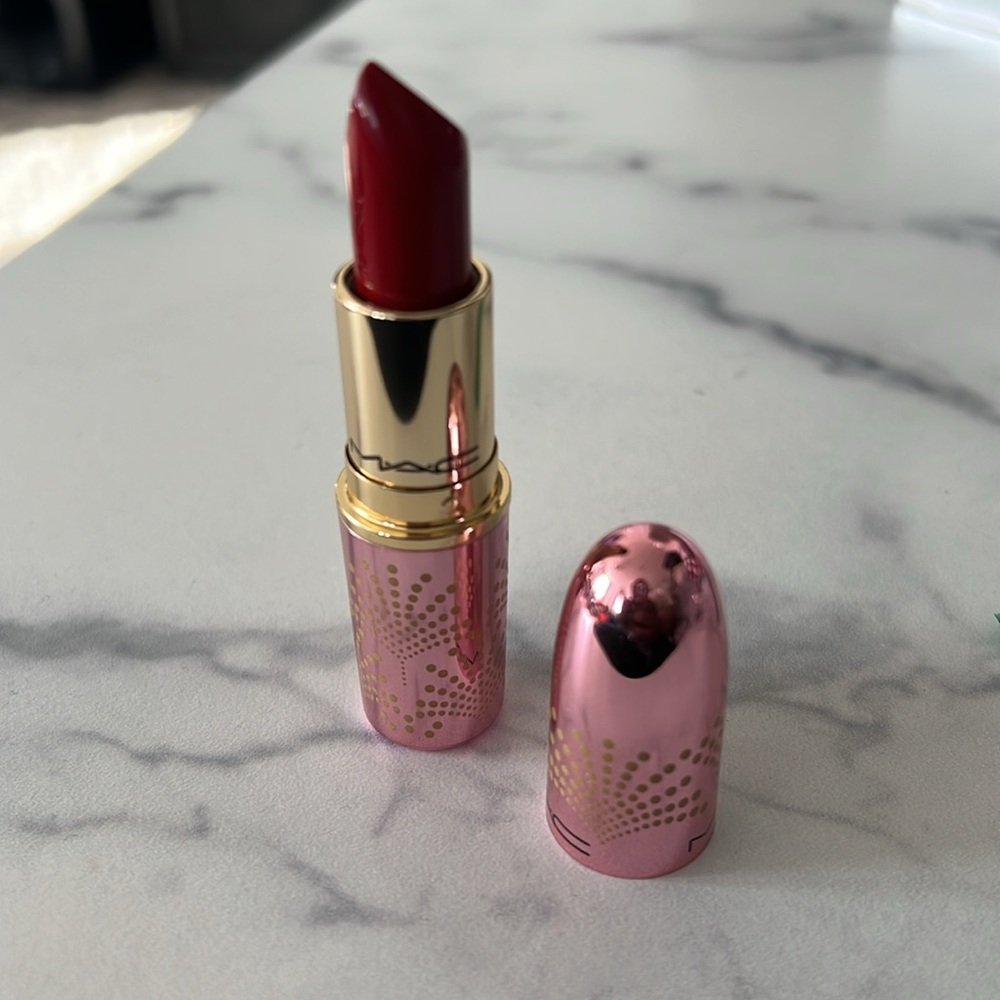 MAC Bubbles & Bows Lustreglass Sheer-Shine Lipstick “PUT A BOW ON IT” NEW no Box - Picture 3 of 5